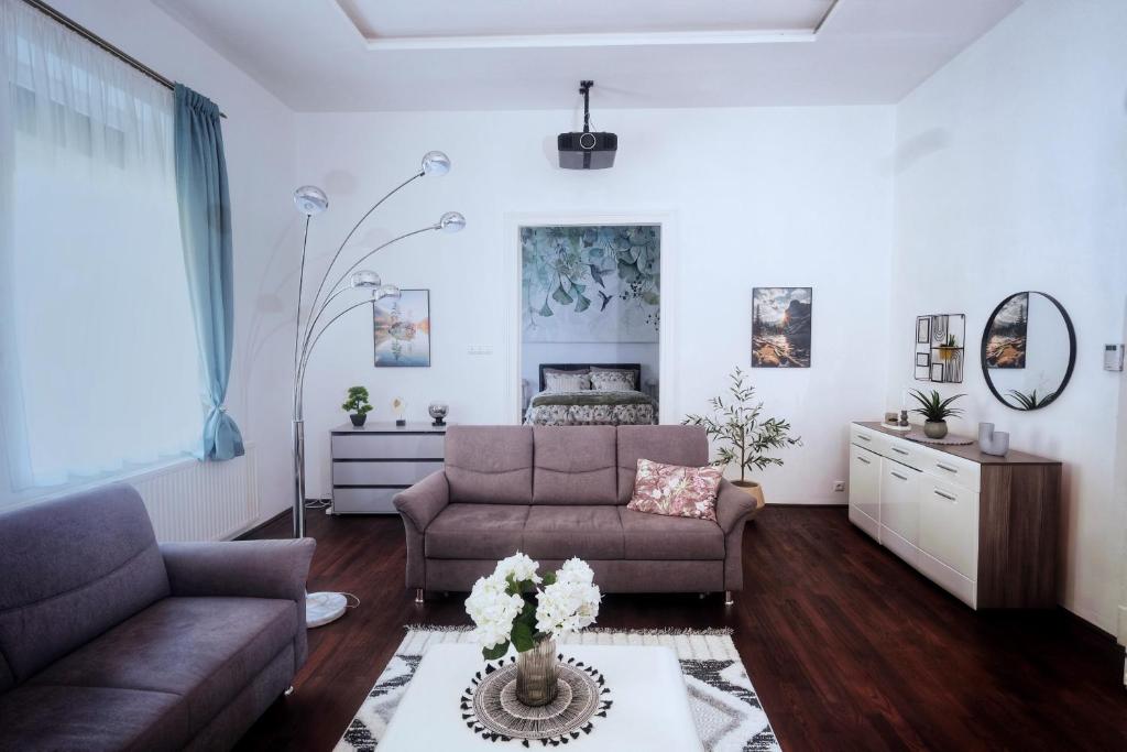Jókai Apartman Pécs világos nappali és dolgozósarok